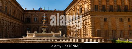 Firenze, Italia - 30 agosto 2022: fontana nel cortile di Palazzo Pitti, Firenze Foto Stock