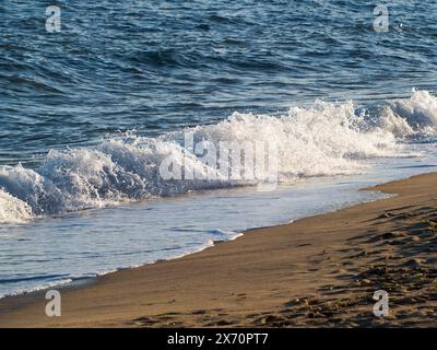 Le belle onde d'acqua curve vengono utilizzate come immagine di sfondo. Onda oceanica. Spettacolare foto di sfondo dall'alto dell'onda bianca dell'acqua marina dell'oceano spla Foto Stock