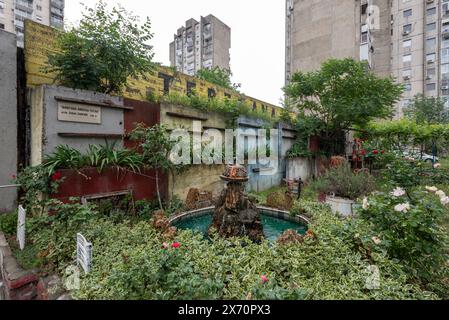 Piccola fontana dedicata a Nikola Tesla nel blok 28 di Belgrado. Forse dai residenti, come dice l'avviso appartamento 81. Maggio 2024. Foto Stock