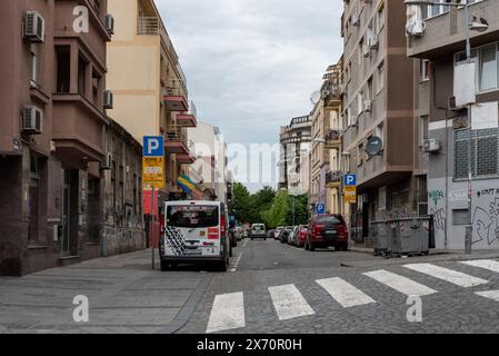 Strada residenziale a Belgrado, un mix di stili di costruzione e veicoli parcheggiati. Aprile 2024. Foto Stock