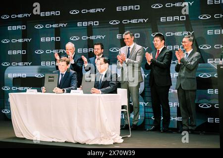 Pechino, Cina. 19 aprile 2024. Questa foto scattata il 19 aprile 2024 mostra una scena dell'evento di firma per un accordo tra l'azienda automobilistica spagnola Ebro-EV Motors e la cinese Chery Automobile a Barcellona, in Spagna. Crediti: Joan Gosa/Xinhua/Alamy Live News Foto Stock