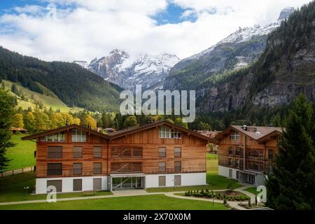 Chalet in legno in Kandersteg village, Canton Berna, Svizzera, Europa, Autunno alberi e Montagne Vista panoramica Foto Stock