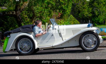 Stoke Goldington, Regno Unito - 11 maggio 2024: 1936 auto d'epoca MG Midget bianca su una strada britannica Foto Stock