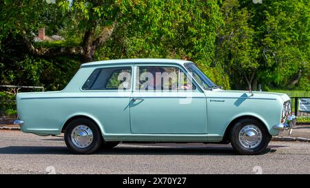 Stoke Goldington, Regno Unito - 11 maggio 2024: 1966 Vauxhall Viva auto d'epoca che guida su una strada britannica Foto Stock