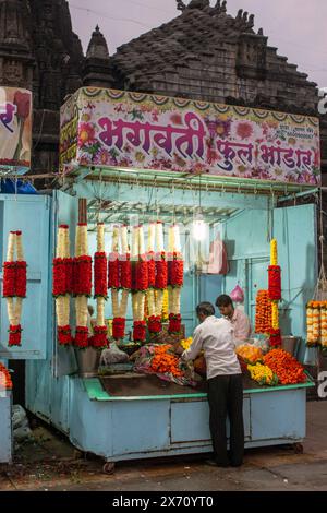 Bancarella di fiori al tempio di Kalaram, un tempio indù nel quartiere Nashik di Nashik nel Maharashtra Foto Stock