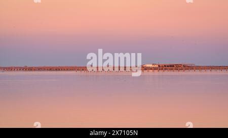 Tramonto invernale con mare calmo nella baia di Fangar, nel Delta dell'Ebro (Tarragona, Catalogna, Spagna) ESP: Atardecer invernal con el mar calmado en el Delta Ebro Foto Stock