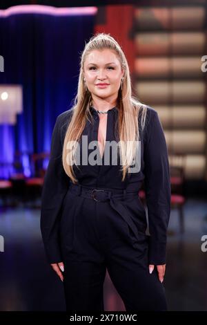 Fitness-Influencerin Sophia Thiel bei der Aufzeichnung der WDR-Talkshow Kölner Treff im WDR Studio BS 3. Köln, 16.05.2024 NRW Deutschland *** fitness influencer Sophia Thiel alla registrazione del talk show WDR Kölner Treff in WDR Studio BS 3 Colonia, 16 05 2024 NRW Germania Copyright: XChristophxHardtx Foto Stock