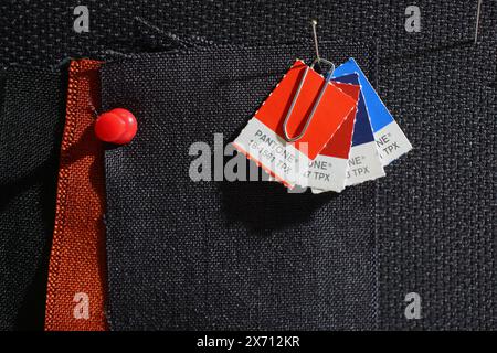 Campione di tessuto con scheda campioni colori pantone Foto Stock