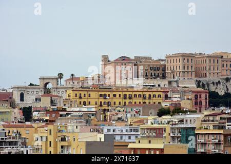 Veduta di Cagliari, Sardegna, Italia con quartiere Castello fortificato medievale e fortificato, sulla collina sullo sfondo Foto Stock