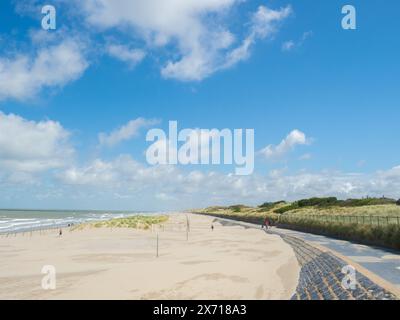 Ostenda, Belgio - 1 agosto 2023: Il lungomare e le dune sulla costa vicino alla città. Foto Stock