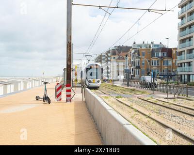 Ostenda, Belgio - 1 agosto 2023: Una linea tranviaria collega i ressorts turistici lungo la costa Foto Stock