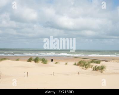 Ostenda, Belgio - 1 agosto 2023: Dune di sabbia sulla costa vicino alla città. Foto Stock