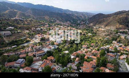 Vista aerea con drone della città di Kakopetria e del villaggio di Galata, della valle di Solea, del distretto di Nicosia, della Repubblica di Cipro Foto Stock