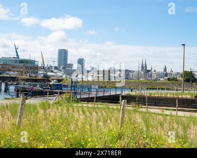 Ostenda, Belgio - 1 agosto 2023: Vista sul porto verso il centro della città Foto Stock