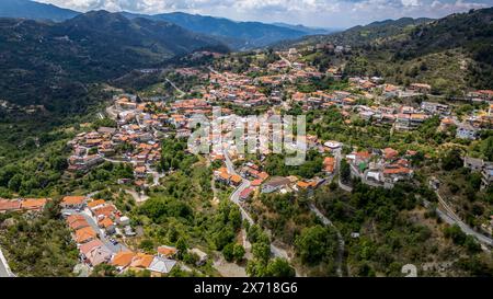 Vista aerea con drone di Kyperounta, distretto di Limassol, Cipro. Foto Stock