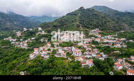 Vista aerea del villaggio di Moutoullas nella valle di Marathasa, distretto di Nicosia, Repubblica di Cipro Foto Stock