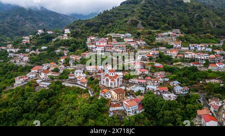 Vista aerea del villaggio di Moutoullas nella valle di Marathasa, distretto di Nicosia, Repubblica di Cipro Foto Stock