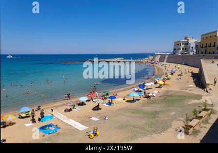 GALLIPOLI, ITALIA, 16 LUGLIO 2022 - Vista della spiaggia di Gallipoli, provincia di Lecce, Puglia, Italia Foto Stock