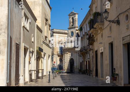 GALATINA, ITALIA, 16 LUGLIO 2022 - Vista dell'antica torre dell'orologio nel centro di Galatina, provincia di Lecce, Puglia, Italia Foto Stock