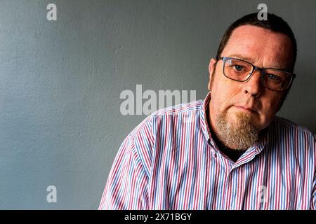 Ritratto Guido Koppes Tilburg, Paesi Bassi. Finalmente diventa grigio. Dannato Ritratto di un fotoreporter caucasico di 57 anni. Monolocale MRYES Tilburg Foto Stock