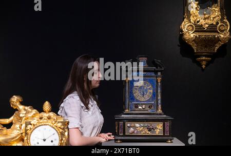 Christie's, Londra, Regno Unito. 17 maggio 2024. Christie presenta quasi 250 opere d'arte raccolte dalle tre dinastie di Dealing: Londra, Parigi, Ginevra, che sono state al centro del mercato internazionale dell'arte per quasi un secolo, prima dell'asta a Londra il 23 maggio 2024. Con una stima compresa tra £ 500 e £ 180.000, la mostra pre-vendita sarà esposta al pubblico dal 17 al 22 maggio. Immagine (al centro): Una pietra dura italiana, armadio da tavolo in ebano montato e intarsiato in bronzo dorato, seconda metà del XVII secolo, stima £ 10.000-20.000. Crediti: Malcolm Park/Alamy Live News Foto Stock