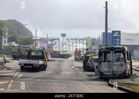 Resti di auto bruciate e di altri atti vandalici compiuti dai rivoltosi durante la prima notte di terrore a Ducos le tensioni sono rimaste alte a Noumea, la capitale della nuova Caledonia, venerdì dopo giorni di disordini, come ha detto il rappresentante del governo francese, le aree del territorio del Pacifico sono "sfuggite" al controllo statale. Louis le Franc, alto commissario della Repubblica in nuova Caledonia, ha annunciato nuovi dispiegamenti di sicurezza. Il numero di polizia e gendarmi sull'isola salirà a 2.700 da 1.700 a venerdì sera. Dopo la rivolta che è iniziata lunedì, lasciando cinque morti e causando centinaia di incendi Foto Stock