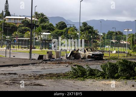 Resti di auto bruciate e altri atti vandalici compiuti dai rivoltosi durante la prima notte di terrore all'ingresso di Rivière Salée. Le tensioni sono rimaste alte a Noumea, la capitale della nuova Caledonia, venerdì dopo giorni di disordini, mentre il rappresentante del governo francese ha detto che le aree del territorio del Pacifico sono "fuggite" al controllo statale. Louis le Franc, alto commissario della Repubblica in nuova Caledonia, ha annunciato nuovi dispiegamenti di sicurezza. Il numero di polizia e gendarmi sull'isola salirà a 2.700 da 1.700 a venerdì sera. Dopo la rivolta che è iniziata lunedì, lasciando cinque morti e resul Foto Stock