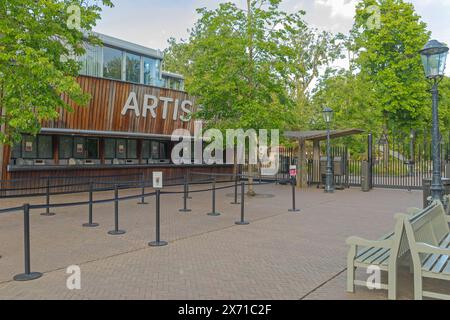 Amsterdam, Paesi Bassi - 17 maggio 2018: Biglietteria di fronte all'ingresso principale al parco e giardino dello zoo Artis di Plantage. Foto Stock