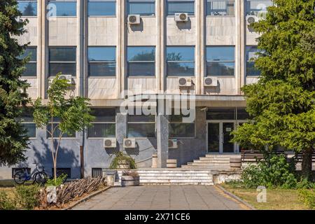 Subotica, Serbia - 1 agosto 2022: Ingresso al palazzo del tribunale cittadino in Sencanski Road Sunny Summer Day. Foto Stock