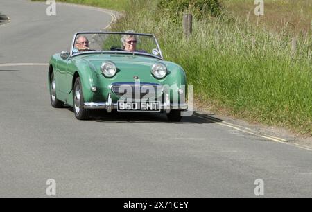 Austin Healey Sprite Mark 1 sulla strada di campagna inglese Foto Stock