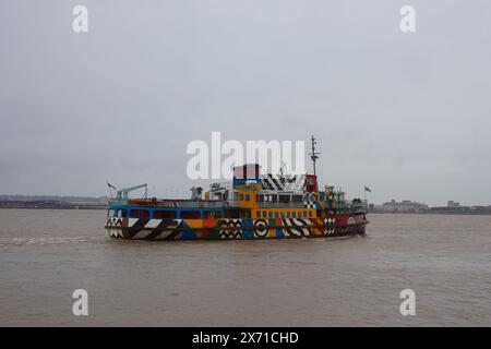 Inghilterra, Liverpool - 30 dicembre 2023: Il traghetto attraversa il Mersey, qui la MV Snowdrop. Foto Stock