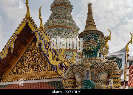 Una foto di una statua di guerriero al Grand Palace di Bangkok. Foto Stock