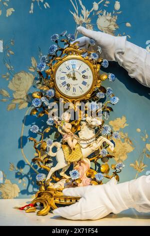 Londra, Regno Unito. 17 maggio 2024. Un orologio Louis XV Mantle, est £8.000-12.000 - Un'anteprima di tre dinastie di negoziazione: Londra, Parigi, Ginevra - 250 opere d'arte da mettere all'asta al Christie's London il 23 maggio 2024. La vendita comprende una «menagerie» di animali e uccelli cinesi e giapponesi, insieme a mobili, arti decorative e orologi della fine del XVII, XVIII e inizio XIX secolo, con stime da £ 500 a £ 180.000. Crediti: Guy Bell/Alamy Live News Foto Stock