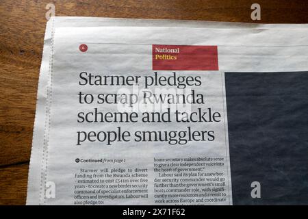 Keir "Starmer si impegna a rottamare il piano del Ruanda e ad affrontare i trafficanti di persone" il quotidiano Guardian titola asilo migrazione articolo 10 maggio 2024 Londra Regno Unito Foto Stock