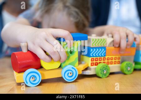 Dippoldiswalde, Germania. 17 maggio 2024. I bambini giocano durante un evento stampa in una struttura di asilo nido. L'obiettivo della campagna settimanale per l'assistenza diurna all'infanzia, che si svolge dal 27 al 31 maggio 2024, è quello di rendere trasparenti e tangibili i servizi di assistenza orientati alla famiglia offerti dalla struttura. Crediti: Sebastian Kahnert/dpa/Alamy Live News Foto Stock