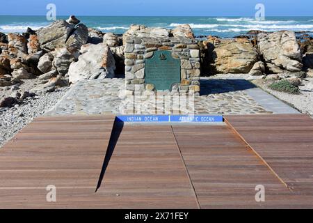 Linea di confine dell'Oceano Indiano e dell'Oceano Atlantico: Insegna sulla costa, Capo Agulhas, Capo Occidentale, Sud Africa Foto Stock