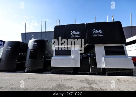 Imola, Italia. 17 maggio 2024. Camion Sauber nel paddock. Campionato del mondo di Formula 1, Rd 7, Gran Premio dell'Emilia Romagna, venerdì 17 maggio 2024. Imola, Italia. Crediti: James Moy/Alamy Live News Foto Stock