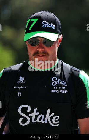 Imola, Italia. 17 maggio 2024. Valtteri Bottas (fin) Sauber. Campionato del mondo di Formula 1, Rd 7, Gran Premio dell'Emilia Romagna, venerdì 17 maggio 2024. Imola, Italia. Crediti: James Moy/Alamy Live News Foto Stock