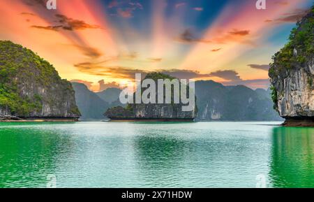 Splendida vista panoramica sulla baia di LAN ha dall'isola Cat Ba. La baia di LAN ha è patrimonio dell'umanità dell'UNESCO ed è una splendida meraviglia naturale nel nord Foto Stock