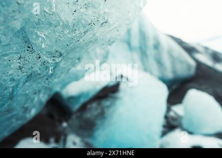 Primo piano sugli iceberg del ghiacciaio Fjallsjokull in un giorno di pioggia coperto in Islanda con gocce d'acqua. La meravigliosa laguna glaciale di Fjallsrln in Islanda Foto Stock