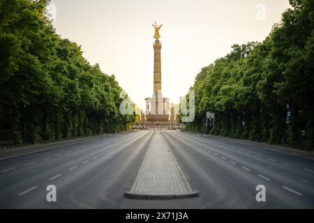 Berlino, Germania - maggio-15-2024 - la colonna della vittoria di berlino al tramonto Foto Stock