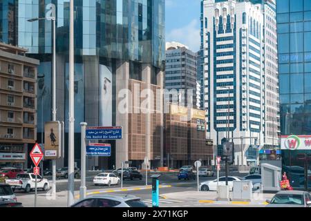 Abu Dhabi, Emirati Arabi Uniti - 4 gennaio 2024: Una vista vivace del dinamico skyline di Abu Dhabi che mostra l'architettura contemporanea e la vivace vita cittadina. Foto Stock