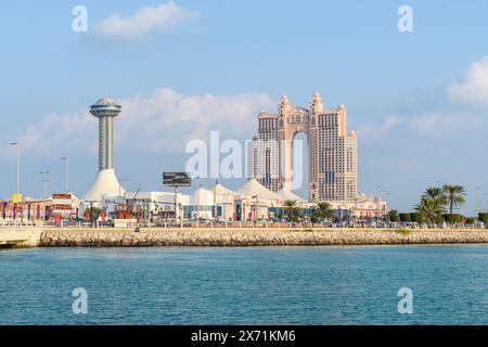 Abu Dhabi, Emirati Arabi Uniti - 4 gennaio 2024: Una tranquilla vista pomeridiana della Corniche di Abu Dhabi, che mostra il suo skyline moderno e la piacevole passeggiata. Foto Stock