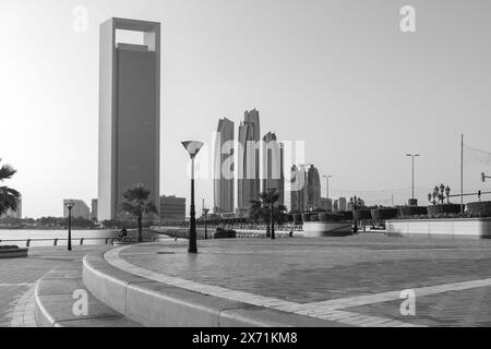 Abu Dhabi, Emirati Arabi Uniti - 4 gennaio 2024: Un tranquillo paesaggio urbano che mostra il moderno skyline di Abu Dhabi con i suoi iconici grattacieli. Foto Stock