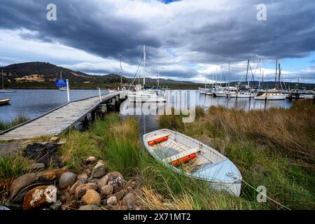 Barche a remi e imbarcazioni da diporto legate sulle rive del fiume Huon, Franklin Tasmania Foto Stock