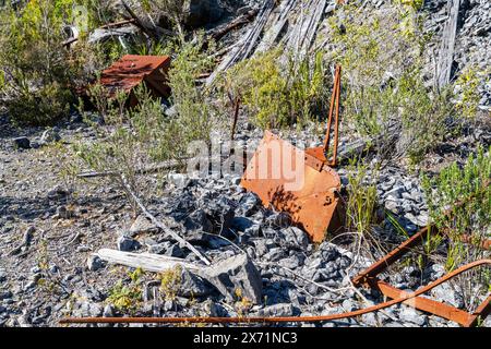 Attrezzature minerarie arrugginite abbandonate sul percorso pedonale di Mystery Creek nella Tasmania meridionale Foto Stock