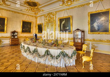 Il bianco della sala da pranzo principale, Palazzo di Caterina, Carskoe Selo, Pushkin, Sito Patrimonio Mondiale dell'UNESCO, Russia Foto Stock