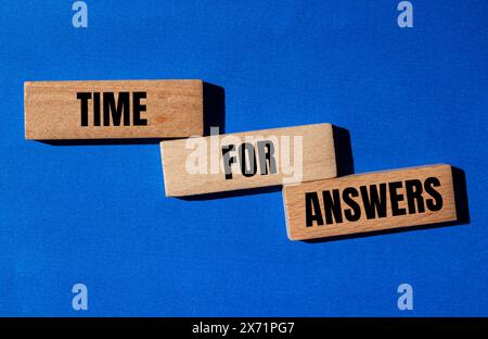 Tempo di risposta parole scritte su blocchi di legno con sfondo blu. Simbolo tempo concettuale per le risposte. Copia spazio. Foto Stock