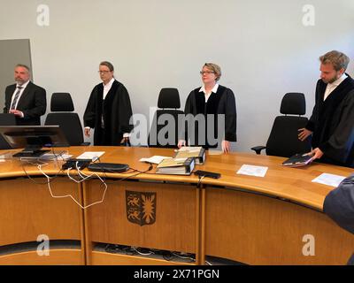 Kiel, Germania. 17 maggio 2024. La seconda grande camera penale del tribunale regionale di Kiel prima dell'inizio del processo contro un ventenne per aver pugnalato a morte la sua ex fidanzata. Credito: Sönke Möhl/dpa/Alamy Live News Foto Stock