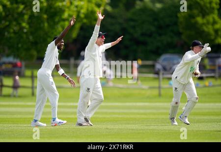 Jofra Archer di Sussex (a sinistra) e i suoi compagni di squadra fanno appello per un wicket durante il secondo XI Championship match al County Ground, Beckenham, Londra. Data foto: Venerdì 17 maggio 2024. Foto Stock